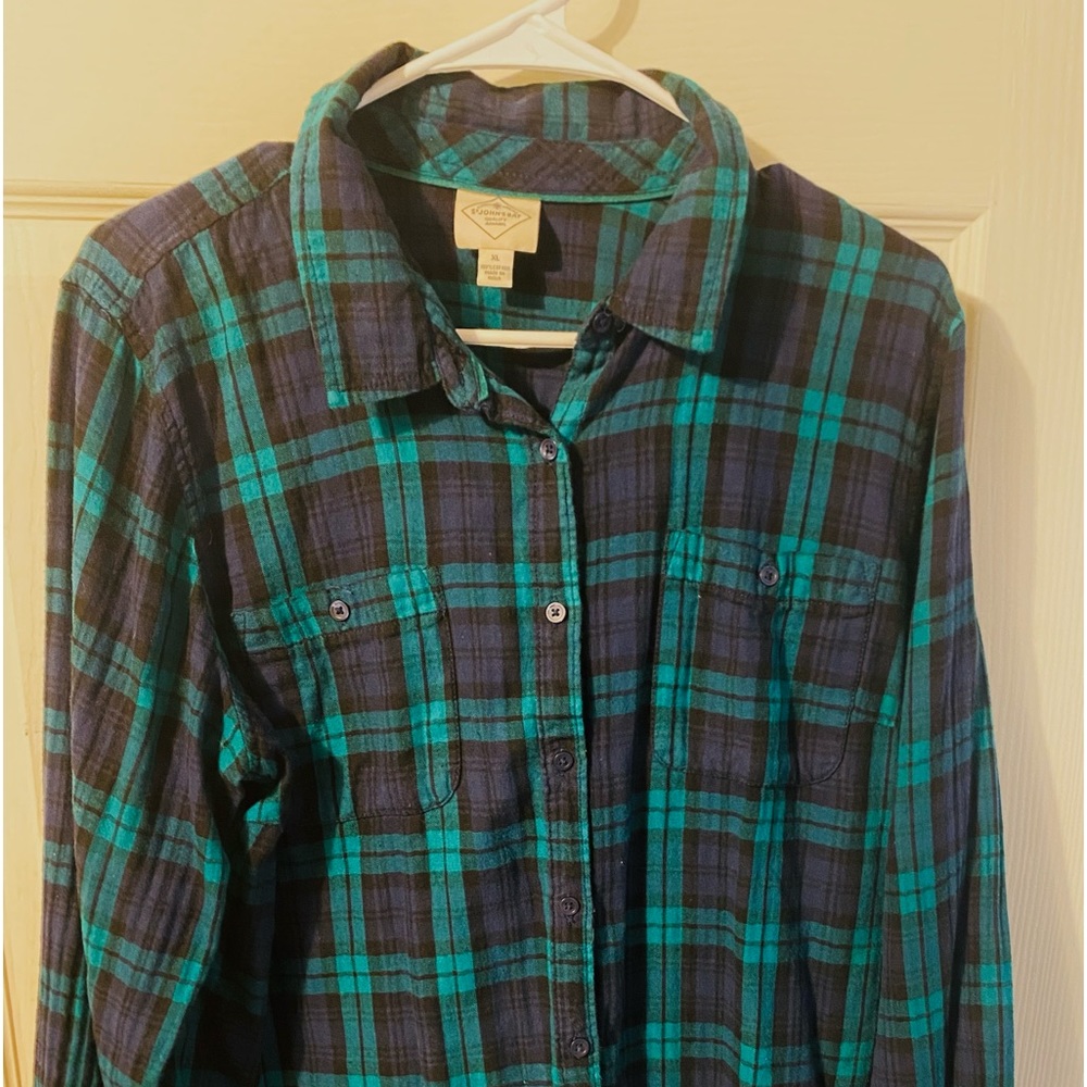 Women’s St John’s Bay Button Down Top. Very good condition, like new.